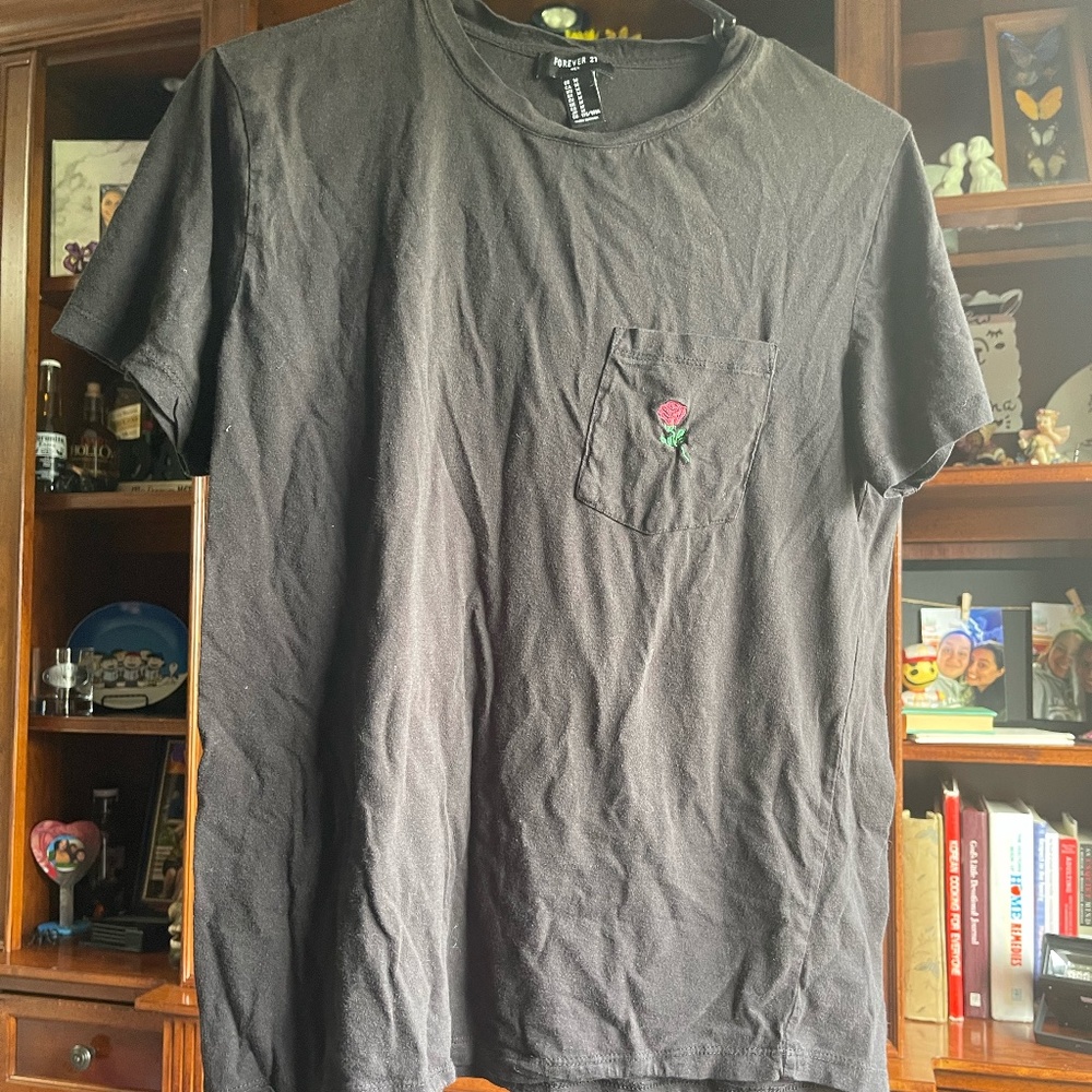 Forever 21 short sleeve T-shirt in black size medium